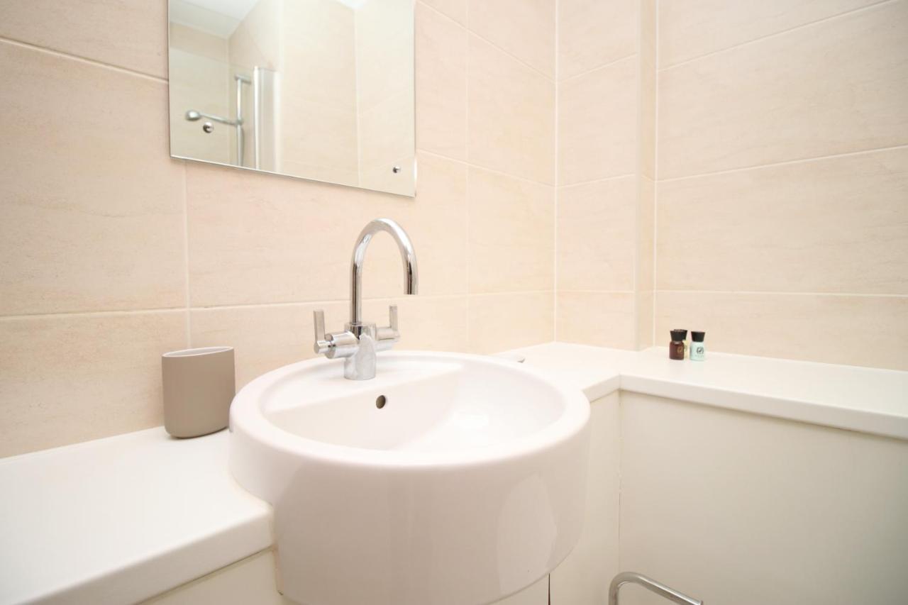 No 2 Under The Clock By Ssw - 2Br, Right In The City Centre, Sleeps 6 Cardiff Exterior photo