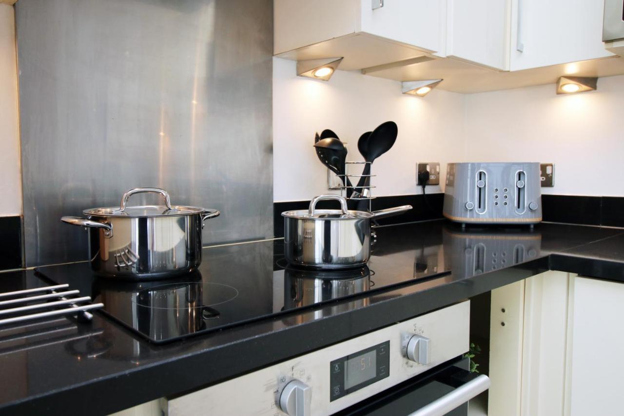 No 2 Under The Clock By Ssw - 2Br, Right In The City Centre, Sleeps 6 Cardiff Exterior photo