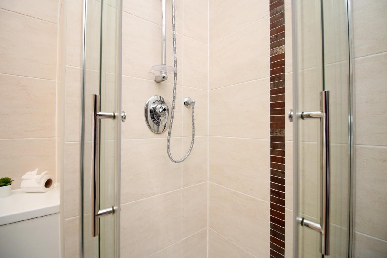 No 2 Under The Clock By Ssw - 2Br, Right In The City Centre, Sleeps 6 Cardiff Exterior photo